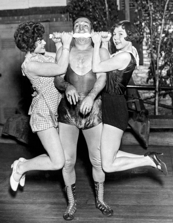 Силач Едвард Рис утримує зубами вагу двох жінок