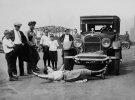 Спортстмен Гален Гоч під колесами автомобіля готується до чемпіонату світу серед силачів в Нью-Йорку, 1920