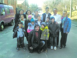 Олександр Редчич (крайній праворуч) стоїть із родиною Кушнірів із Чернівців. Його всиновили півроку тому