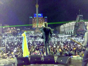 Група ”Океан Ельзи” виступає на київському майдані Незалежності 14 грудня 2013 року. Безкоштовний концерт присвятили всім незаконно арештованим і побитим активістам Майдану