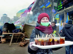250  тисяч склянок чаю щодня готували на Майдані волонтери. Роздавали безкоштовно охочим