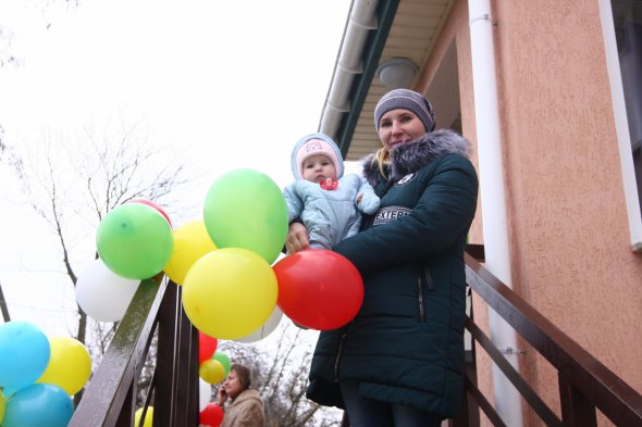 Єндовицька Світлана разом із чоловіком та 4-ма доньками чекає на житло у третьому гуртожитку