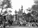Парк Диснейленд открылся для посетителей 18 июля 1955 года с 23 аттракционами года в Анахайме, штат Калифорния