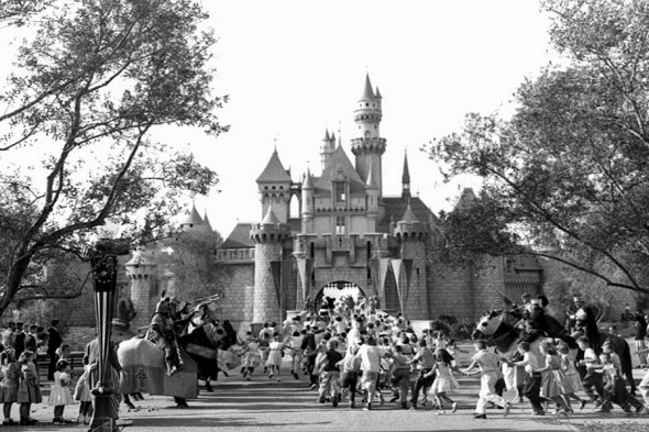 Парк Діснейленд відкрився для відвідувачів 18 липня 1955 року із 23 атракціонами року в Анахаймі, штат Каліфорнія