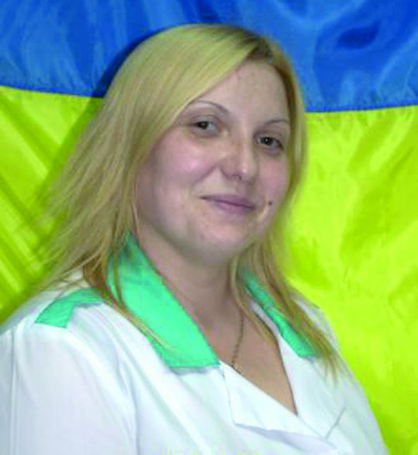 Олена Добродій працювала лікарем-­анестезіологом у Кропивницькому, має дев’ять років трудового стажу. Звільнилася за станом здоров’я, виховувала двох доньок