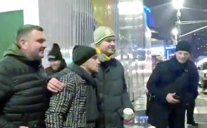 Василь Ломаченко (у центрі) фотографується зі своїми уболівальниками після переможного бою проти ґільєрмо Ріґондо. Нью-Йорк, США, 9 грудня 2017 року