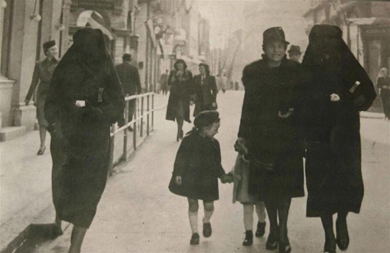 Мусульманка прикрывает желтую звезду своей еврейской соседки вуалью, чтобы ее никто не увидел. Сараево, бывшая Югославия. 1941 год