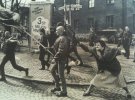 Шведка бьет неонациста сумкой. 1985