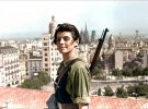 Марина Хинеста — 17-летняя коммунистка — на фоне Барселоны во время испанской гражданской войны. 1936 год.