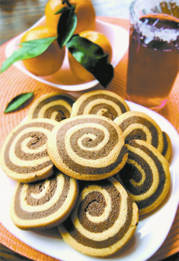 Печиво ”Серпантин” роблять із двокольорового тіста: білого та з какао. Печуть 15 хвилин