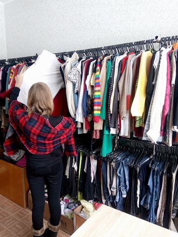 У Тернопілі відкрили соціальний магазин  "Одежина", де можна безкоштовно отримати одяг, взуття та посуд.