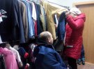 У Тернопілі відкрили соціальний магазин  "Одежина", де можна безкоштовно отримати одяг, взуття та посуд.