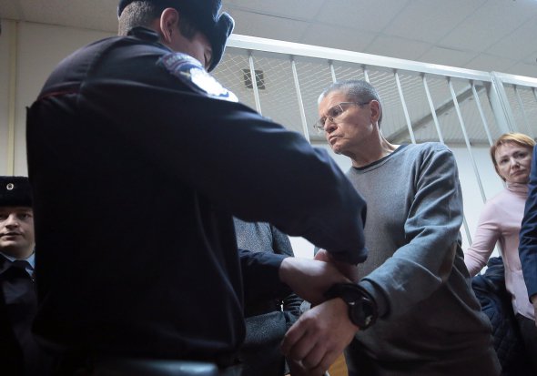 "Фото дня": Улюкаев в наручниках после оглашения приговора
