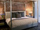 Інтер'єр спальні: вдале поєднання цегляної стіни та сучасних меблів
