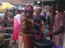 Нігерійці носять святковий національний одяг у звичайні будні