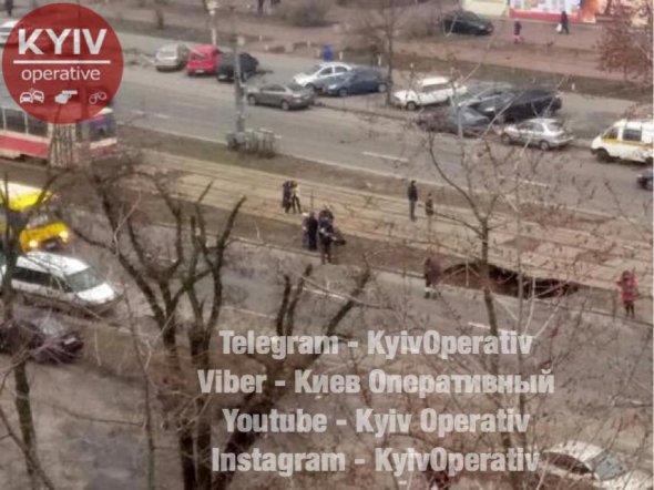 В Дарницком районе Киева прорвало трубу и обвалилась земля прямо под трамвайными рельсами