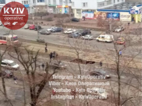 В Дарницком районе Киева прорвало трубу и обвалилась земля прямо под трамвайными рельсами