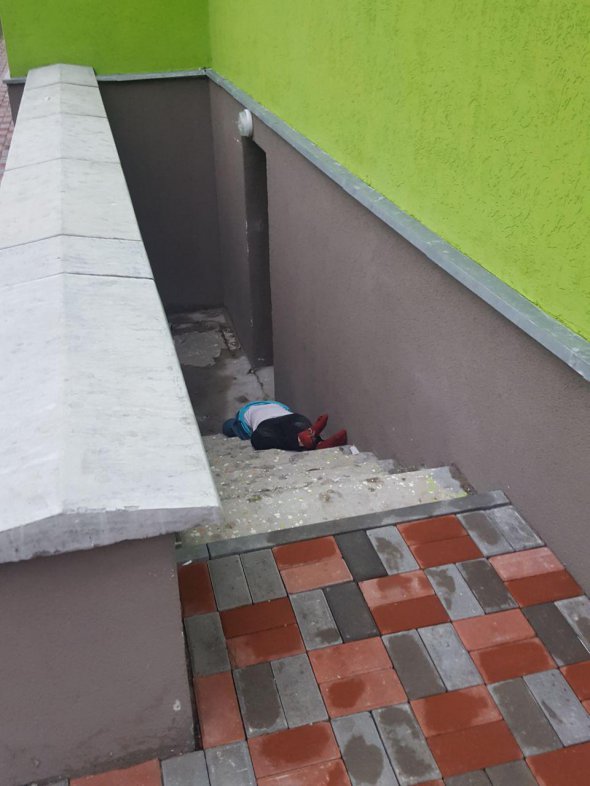 Женщина совершила самоубийство, выпрыгнув из окна на 5 этаже
