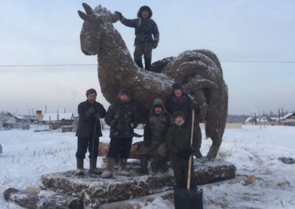 Михаил Бопосов за несколько дней до Нового года лепит символы следующего года. Использует свежий навоз