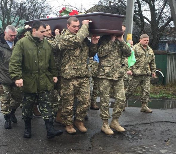 Гроб Вячеслава Тарасюка несли до кладбища военные