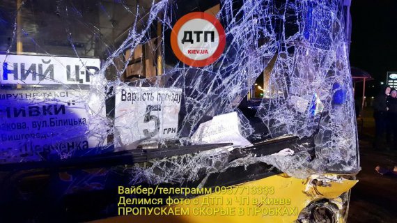 Маршрутний автобус врізався в мікроавтобус Opel.