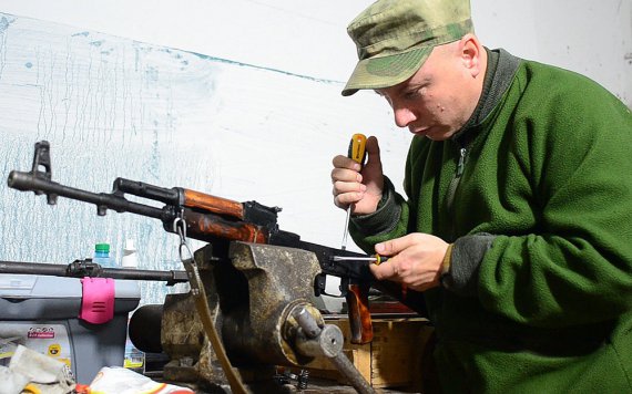 Сергей Москаленко занимается ремонтом огнестрельного оружия для 8-го отдельного батальона УДА