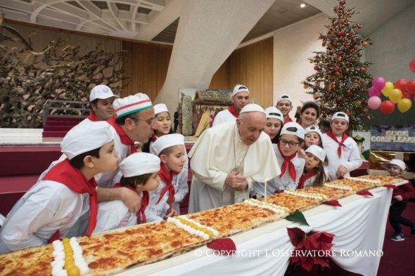 "Сохраните в них радость" Папа Франциск отметил День Рождения с больными детьми