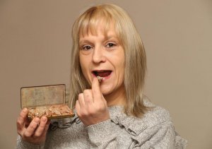 Вікі Джоунс спробувала 115-річний шоколад і не відчула проблем зі здоров'ям