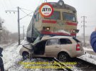 На залізничному переїзді біля Обухівської траси під Києвом поїзд протаранив автівку