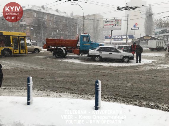 Из-за столкновения снегоуборочного грузовика и легковушки Lada частично заблокировано движение троллейбусов
