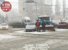 Из-за столкновения снегоуборочного грузовика и легковушки Lada частично заблокировано движение троллейбусов