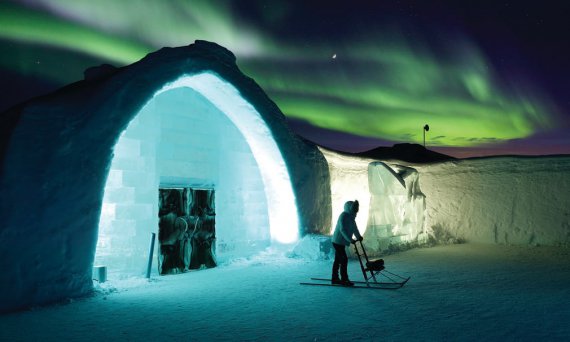 Північне сяйво  в небі над входом в Льодовий палац
