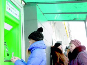 Черга біля банкомата Приватбанку в Києві 19 грудня торік. Гроші з карток почали знімати на два дні раніше, коли з’явилися чутки про можливу націоналізацію. За добу забирали по півтора–два мільярди гривень