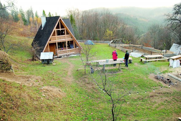 ”Дідова хатчина” стоїть на горі в селі Яворів Косівського району на Івано-Франківщині. За нею наглядають волонтери. Тут працюють місцеві майстри. Виробляють керамічний посуд, килими