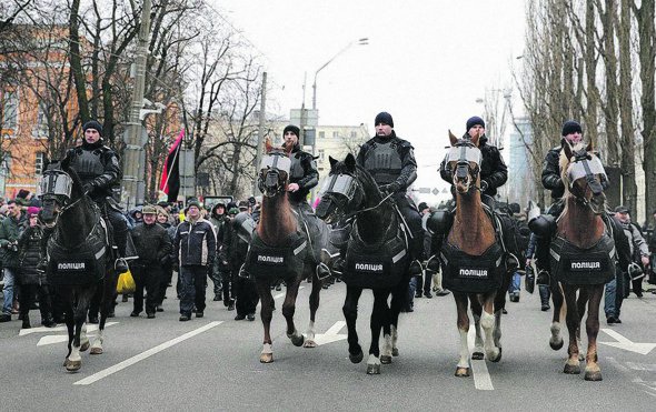 Поліцейські на конях супроводжують марш за імпічмент президента 17 грудня в Києві. На мітинг зібралися майже п’ять тисяч людей. Їх охороняють близько двох тисяч правоохоронців. Мітинг завершився сутичками в Жовтневому палаці