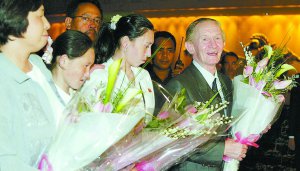 Чарльз Дженкінс возз’єднався з дружиною Хітомі Сога (на знімку — крайня ліворуч) і двома доньками 2004-го. Родина залишила Північну Корею двома роками ­раніше