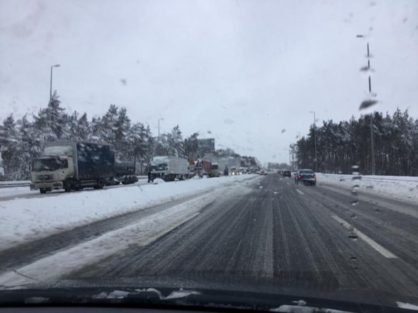 На в'їздах до Києва зі боку Борисполя та Бучі, по "варшавській трасі", у житомирському та одеському напрямку стоять кілометрові черги вантажівок у два ряди.