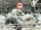 У Києві після снігопаду дерева падають на машини