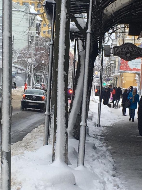 В столице ученики школы № 10 убирали снег возле учебного заведения