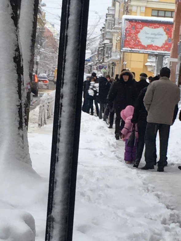 У столиці учні школи № 10 прибирали сніг біля навчального закладу