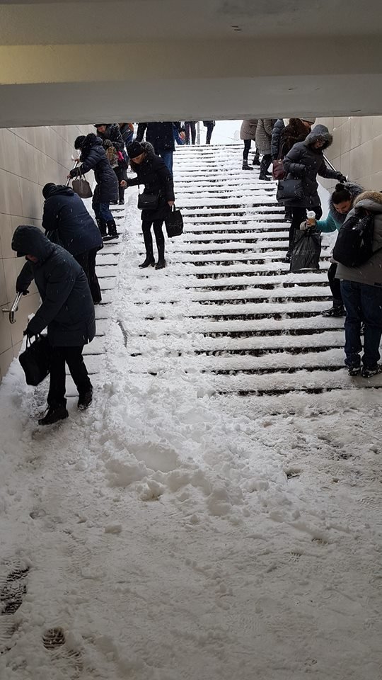 Неочищені східці підземних переходів на просп. Перемоги в Києві