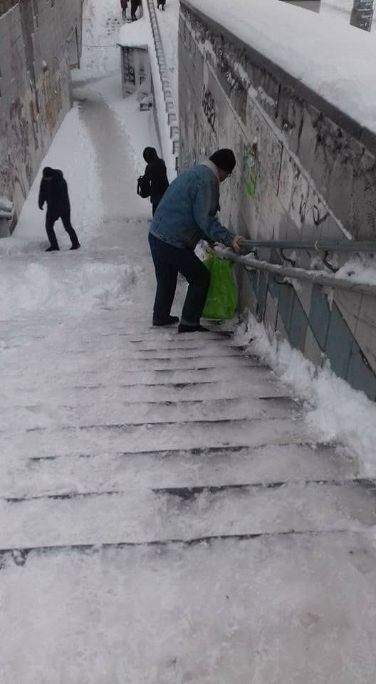 Неочищенная лестница зафиксирована в микрорайоне Караваевы дачи, на ул. Уманской и Чоколовском бульв.