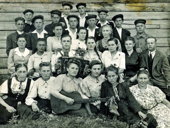 Ростислав Кушнірук (у центрі з баяном) на спецпоселенні в Кіровській області. Туди його з батьками і сестрою вислали 1944-го. Реабілітували за 14 років