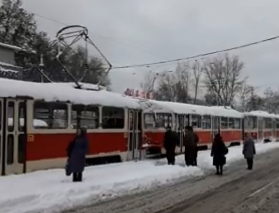 У столиці через складні погодні умови з'єднали між собою трамваї та відправили в відстійник