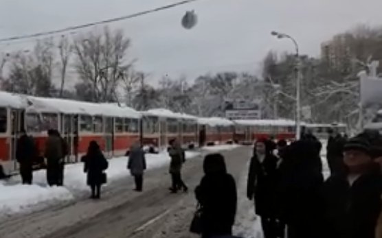 В столице из-за сложных погодных условий соединили между собой трамваи и отправили в отстойник