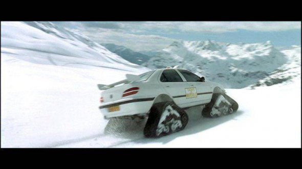 Необычный автомобиль, у которого вместо колес гусеницы, напомнил сцену из фильма "Такси"