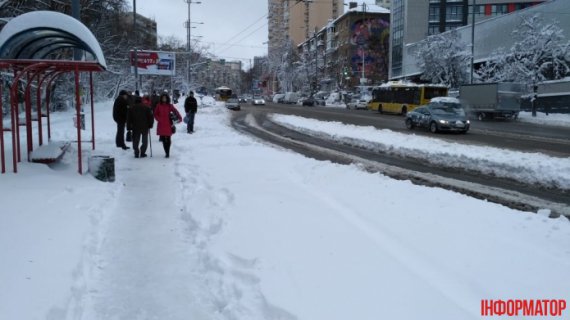 Комунальні служби Києва не встигли розчистити від снігу пішохідні зони