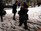 Комунальні служби Києва не встигли розчистити від снігу пішохідні зони