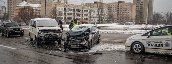В Киеве на ул. Луговой столкнулись Mazda и Volkswagen