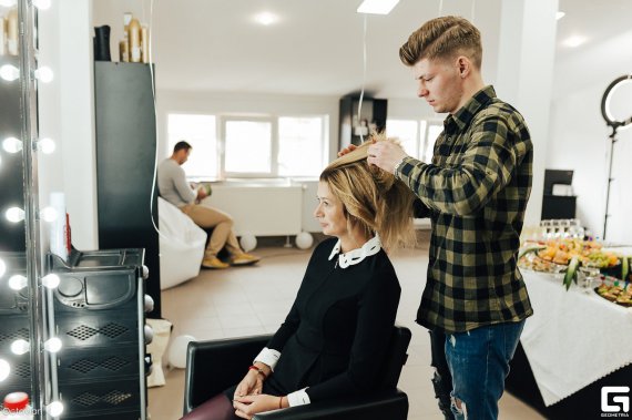 Маріо Флоря робить зачіску клієнтці у своїй студії краси. Відкрив її наприкінці жовтня